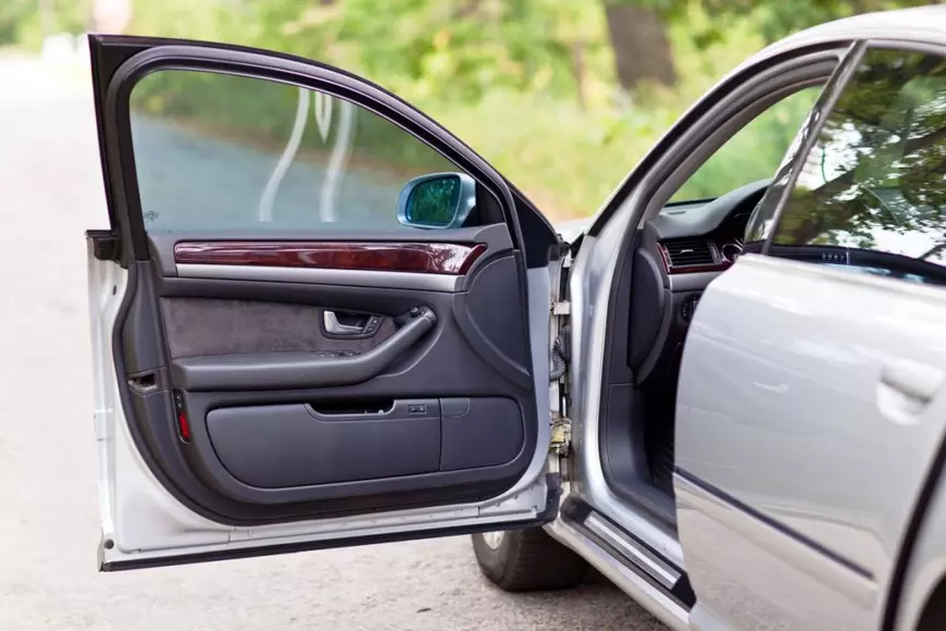 Portiera deschisa la masina pentru a face racoare