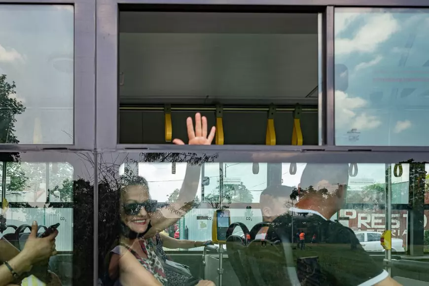 Fără aer condiționat și cu geamurile închise, autobuzul 141 e ca o saună mobilă