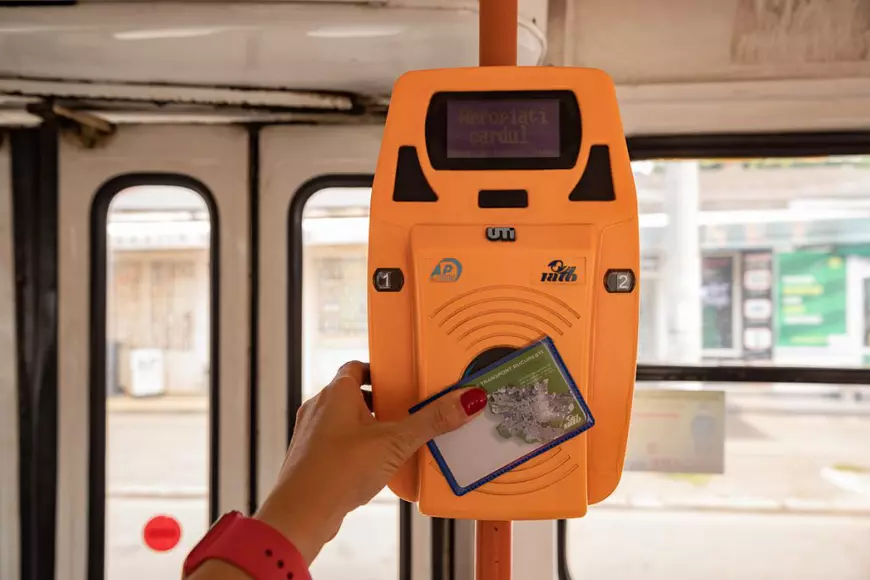 REPORTAJ. „Ne-a nenorocit!” versus „Poate așa vor face niște îmbunătățiri”. Ce spun bucureștenii despre scumpirea biletelor STB