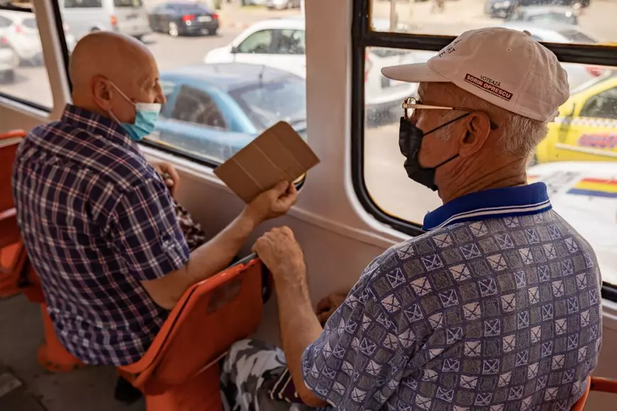 Călătorii folosesc evantaie impovizate pentru a lupta cu căldura din mijloacele de transport în comun