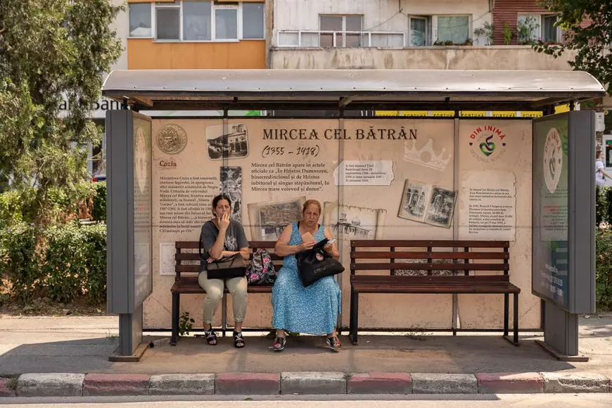 Călători așteptând autobuzul într-o stație din Sectorul 5