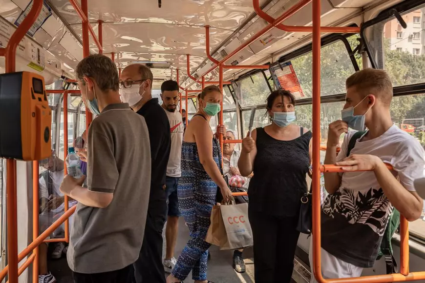 REPORTAJ. „Ne-a nenorocit!” versus „Poate așa vor face niște îmbunătățiri”. Ce spun bucureștenii despre scumpirea biletelor STB