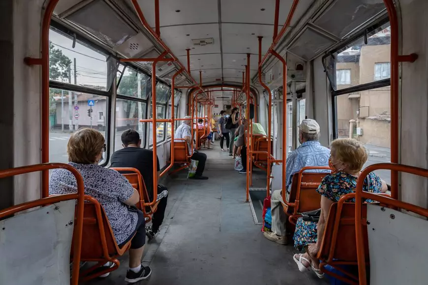 În tramvai este atât de cald încât mulți călători au renunțat la masca de protecție