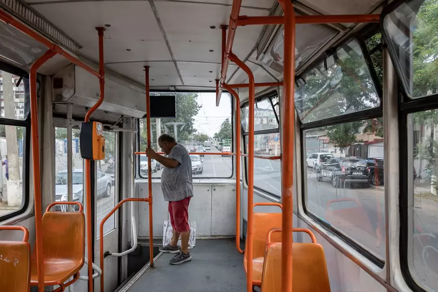 REPORTAJ. „Ne-a nenorocit!” versus „Poate așa vor face niște îmbunătățiri”. Ce spun bucureștenii despre scumpirea biletelor STB