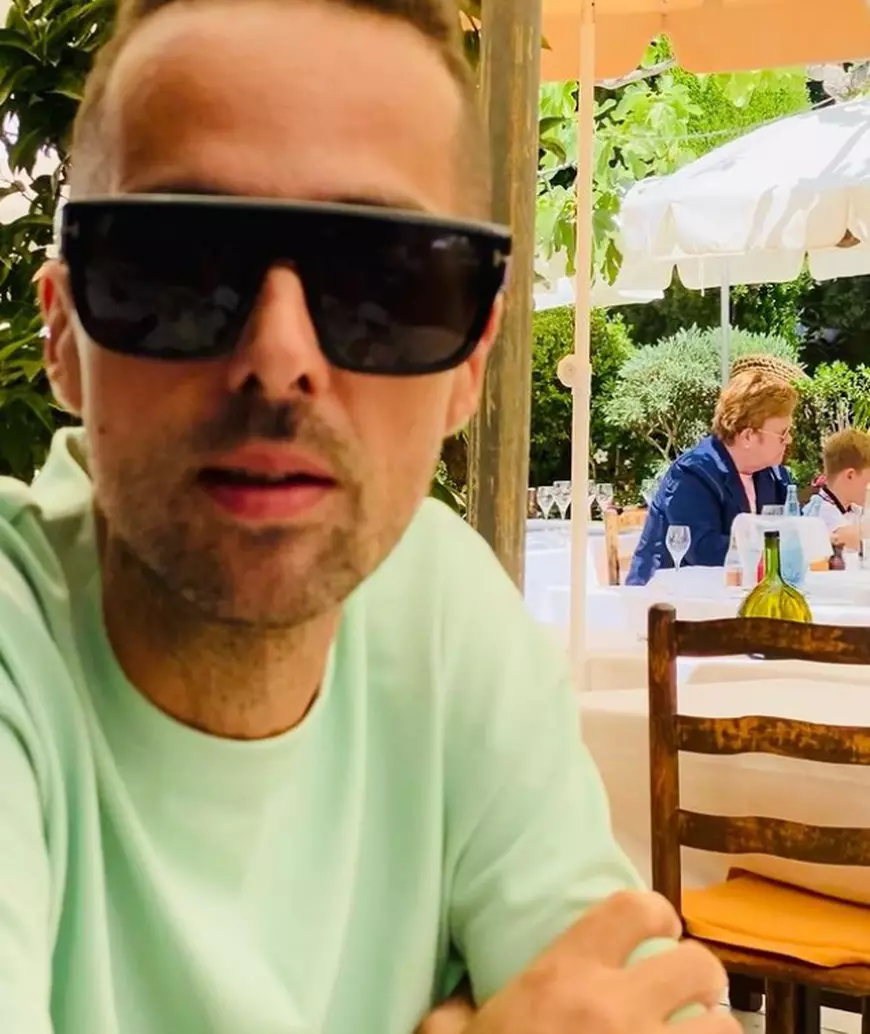 Anamaria Ionescu și Tudor de la Fly Project, în același restaurant cu Elton John. Cum l-au filmat pe cântăreț