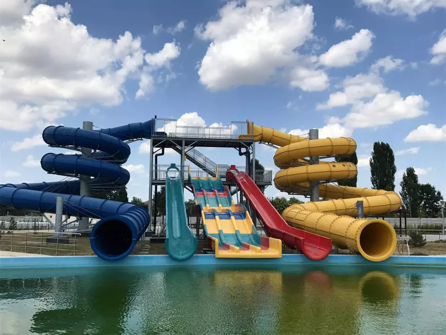 Ștranduri și aquapark-uri în București, Brașov, Craiova sau Oradea. Ghid complet, dotări și tarife