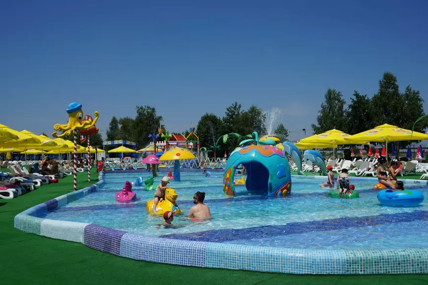 Ștranduri și aquapark-uri în București, Brașov, Craiova sau Oradea. Ghid complet, dotări și tarife