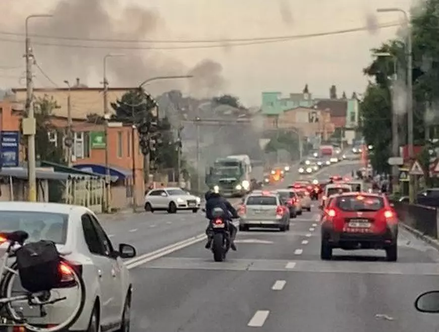 Trafic blocat la Agigea, în județul Constanța, după ce o mașină a luat foc în mers. O femeie a suferit arsuri