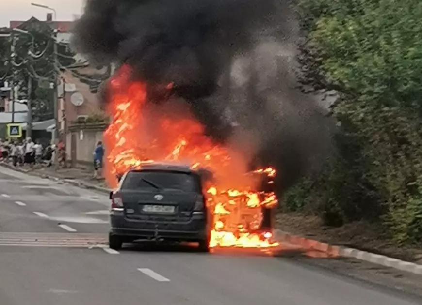 Trafic blocat la Agigea, în județul Constanța, după ce o mașină a luat foc în mers. O femeie a suferit arsuri