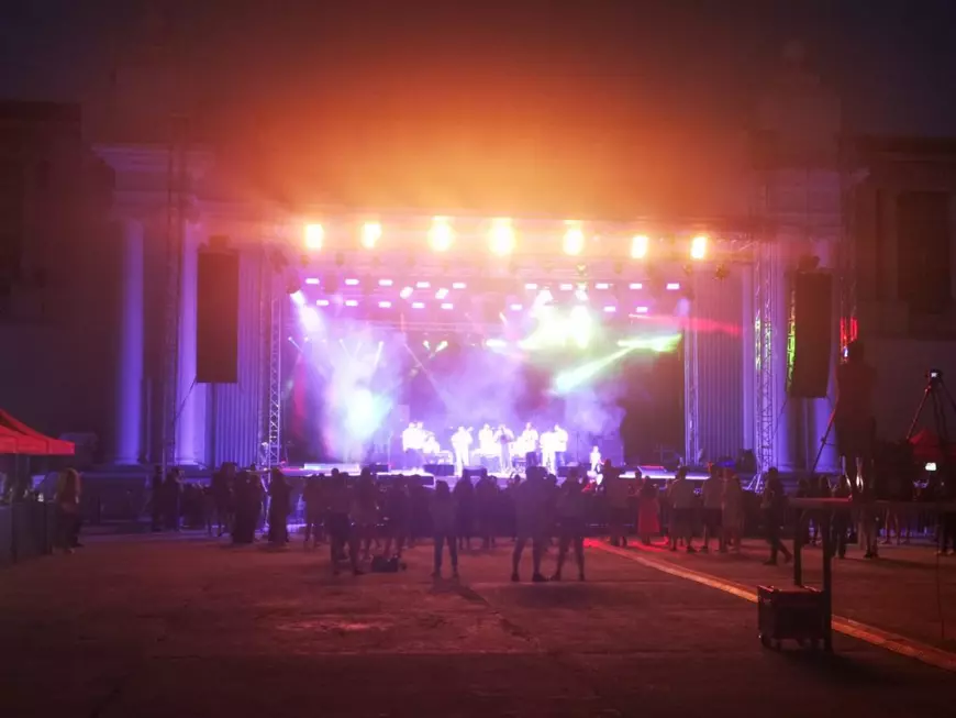 REPORTAJ. Primul Festival al Manelelor din România n-a prins la public. Jador: „Am mai mulți verișori decât sunteți voi aici”