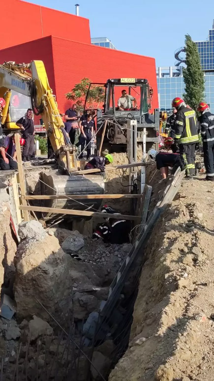 Ultimul muncitor scos de sub malul de pământ, în centrul Capitalei, a fost declarat decedat. Bilanțul accidentului: doi morți și patru răniți