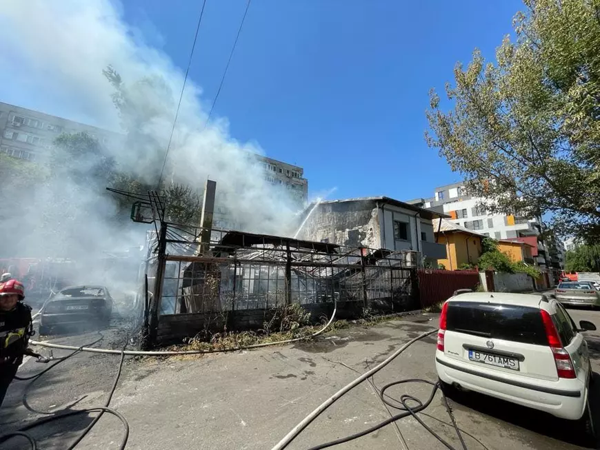 Terasa unui restaurant din Dristor s-a făcut scrum. Incendiul a fost stins și nu sunt victime