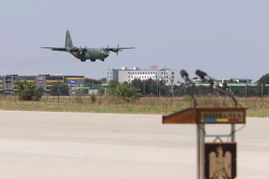 Românii evacuați din Kabul au aterizat pe Otopeni. Aurescu: „Afganistan este un loc al disperării”