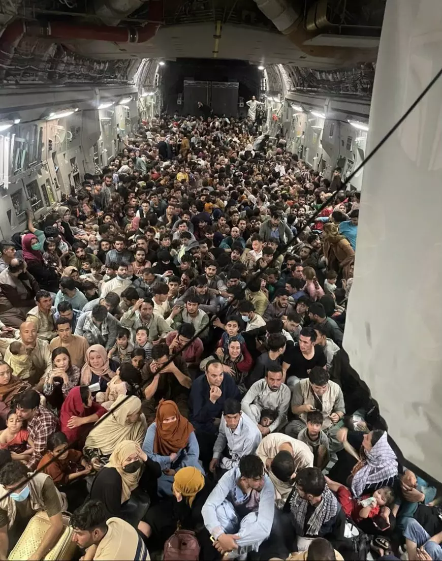 Disperarea afganilor, într-o singură fotografie: sute de oameni, înghesuiți într-un avion militar