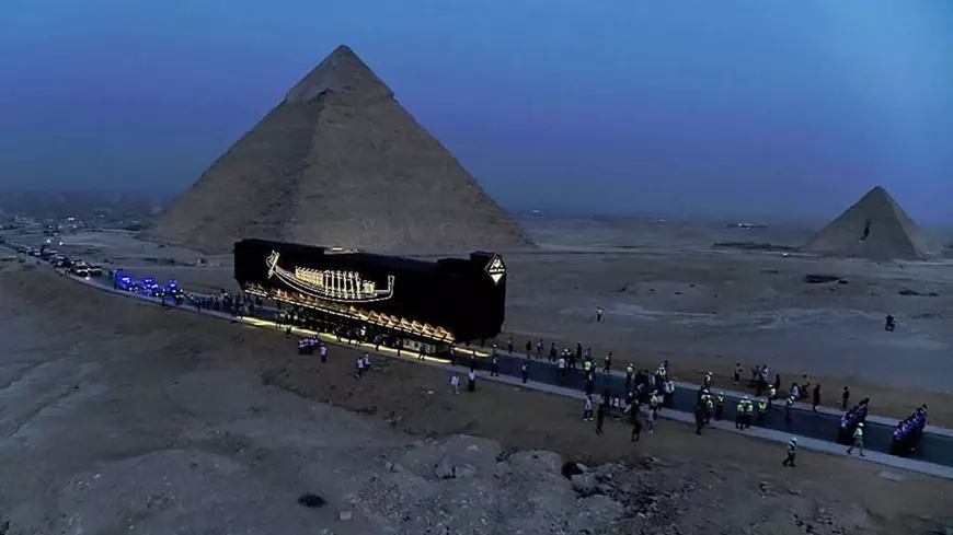 Imagini spectaculoase: barca solară a faraonului Keops, veche de 4.600 de ani, a călătorit spre noul muzeu din Giza