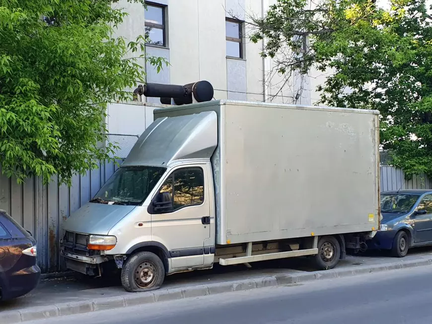 INEDIT. Cum arată viața fără griji a unei dube părăsite din București, orașul cu mii de mașini epave