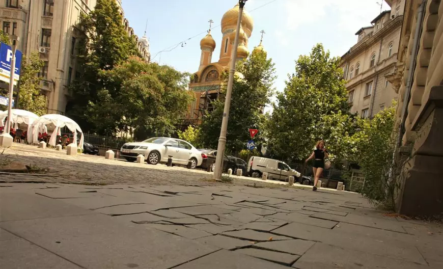 Trotuarele-capcană din centrul Capitalei. Pericolul care îi pândește pe pietoni la fiecare pas