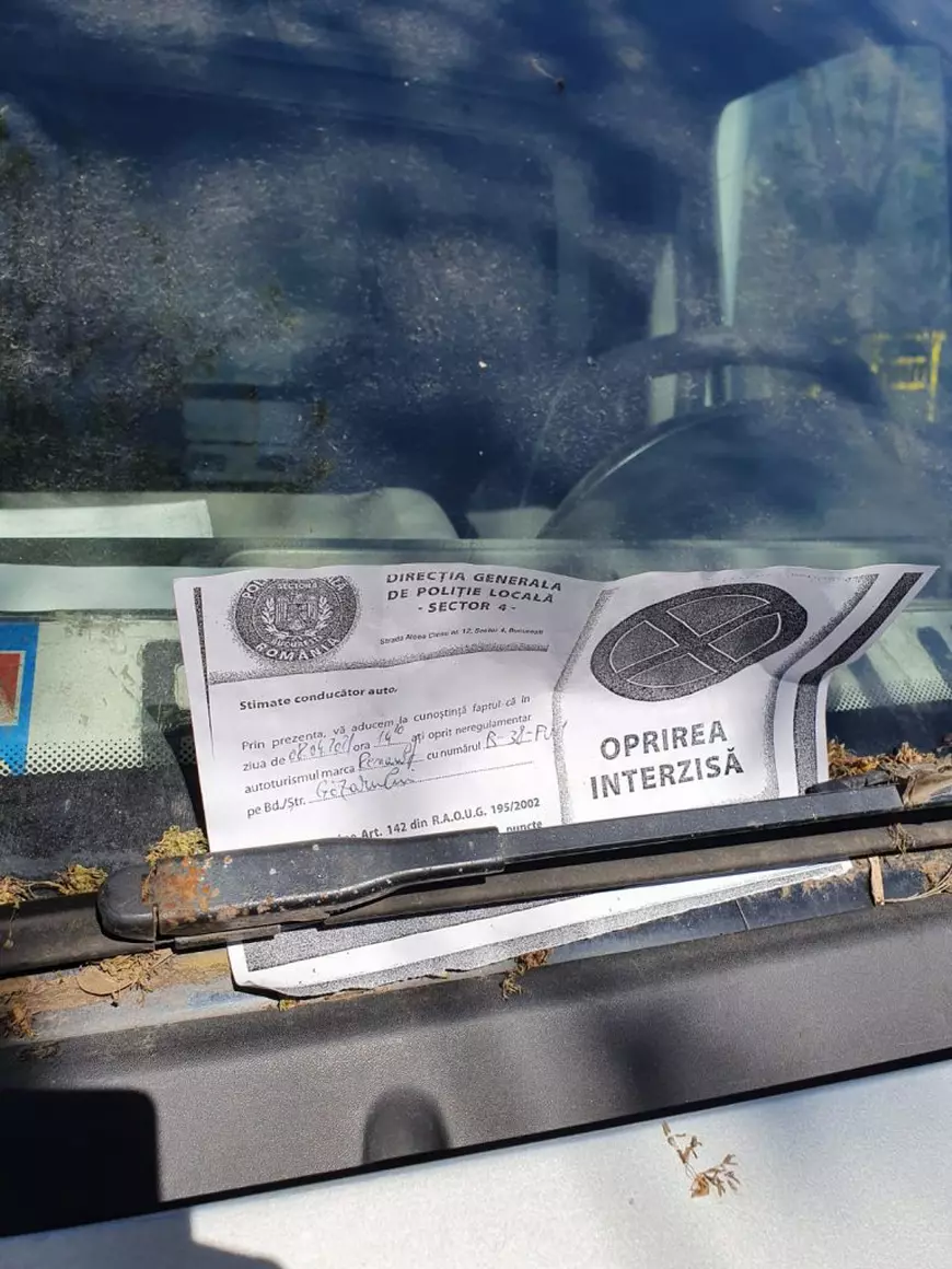 INEDIT. Cum arată viața fără griji a unei dube părăsite din București, orașul cu mii de mașini epave