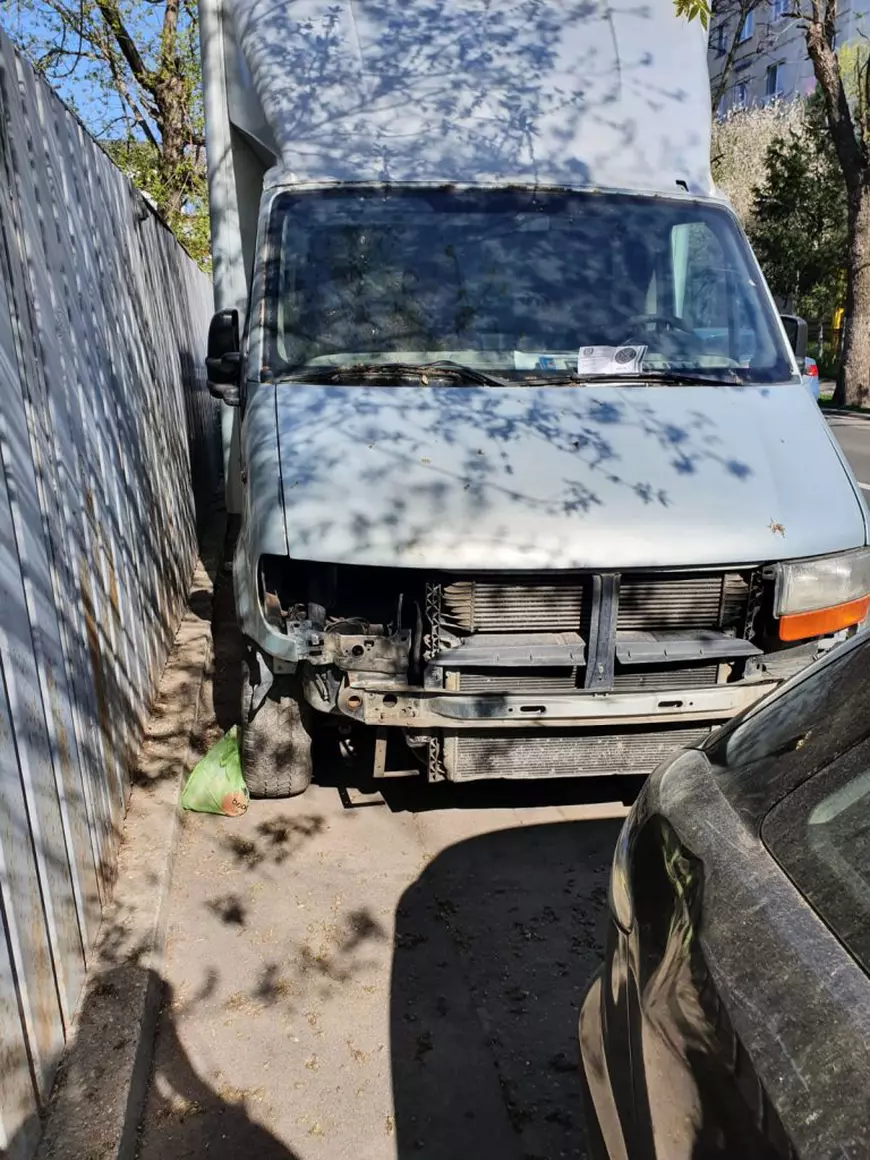 INEDIT. Cum arată viața fără griji a unei dube părăsite din București, orașul cu mii de mașini epave