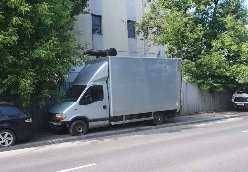 INEDIT. Cum arată viața fără griji a unei dube părăsite din București, orașul cu mii de mașini epave