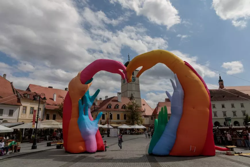 FOTOREPORTAJ de la Festivalul de Teatru de la Sibiu. Când un oraș devine o scenă: spectacole de flamenco pe picioroange, fanfare și Shakespeare