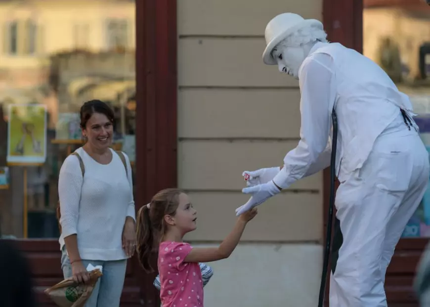 FOTOREPORTAJ de la Festivalul de Teatru de la Sibiu. Când un oraș devine o scenă: spectacole de flamenco pe picioroange, fanfare și Shakespeare