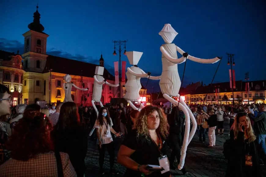 FOTOREPORTAJ de la Festivalul de Teatru de la Sibiu. Când un oraș devine o scenă: spectacole de flamenco pe picioroange, fanfare și Shakespeare
