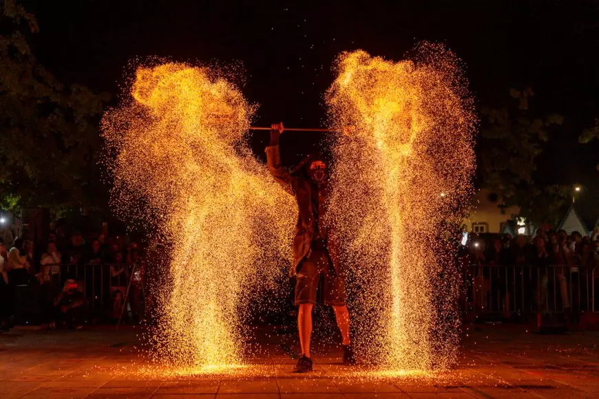 FOTOREPORTAJ de la Festivalul de Teatru de la Sibiu. Când un oraș devine o scenă: spectacole de flamenco pe picioroange, fanfare și Shakespeare