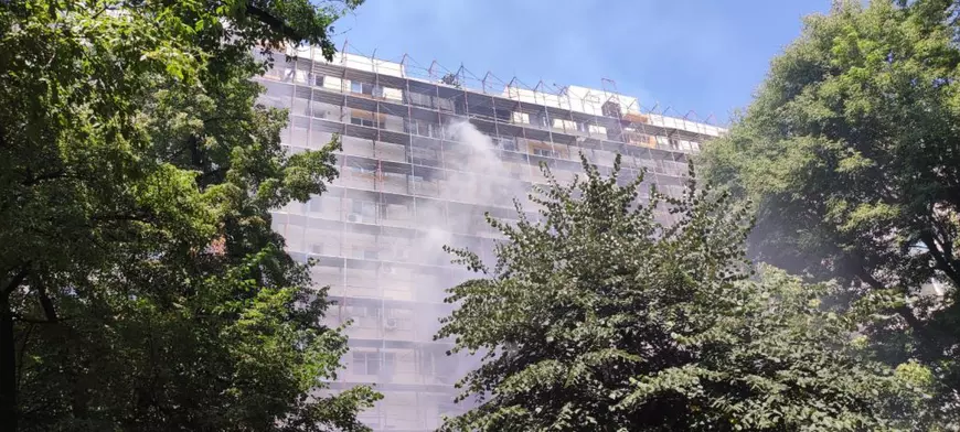 Incendiu puternic în sectorul 5 din București, la un bloc în reabilitare termică. Unui pompier i s-a făcut rău