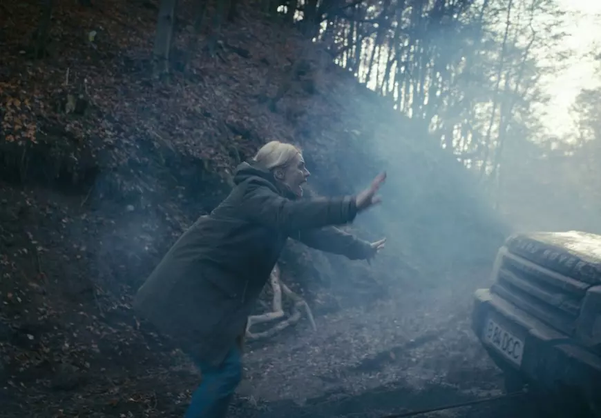 Un film de cinci stele. „Întregalde ” - povestea clasei de mijloc plecate să salveze lumea