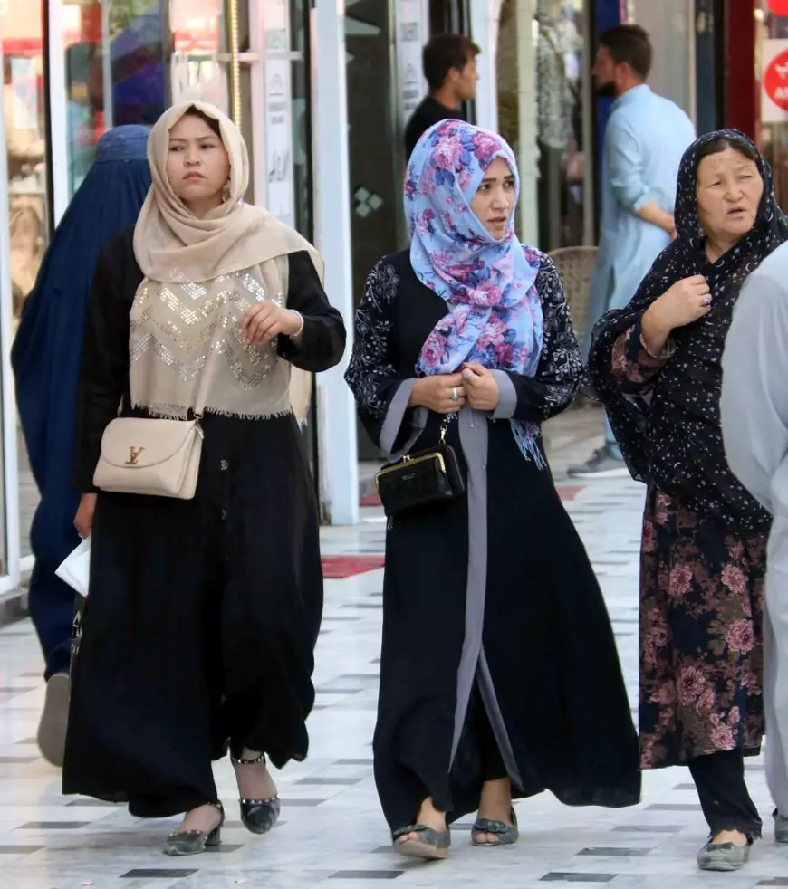 Cum arată viețile multor afgani rămași în Kabulul controlat de talibani: „Toată lumea vrea să devină invizibilă”