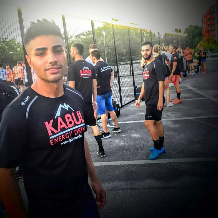 Viața singurului afgan care a jucat fotbal în România. Fugit de război, neplătit la noi, acum e impresar în Germania