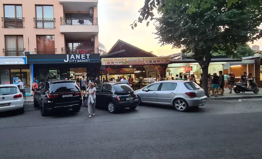 Ce poți face când te-ai săturat de litoralul românesc. Reportaj din stațiunea bulgărească unde se minează criptomonede pe plajă