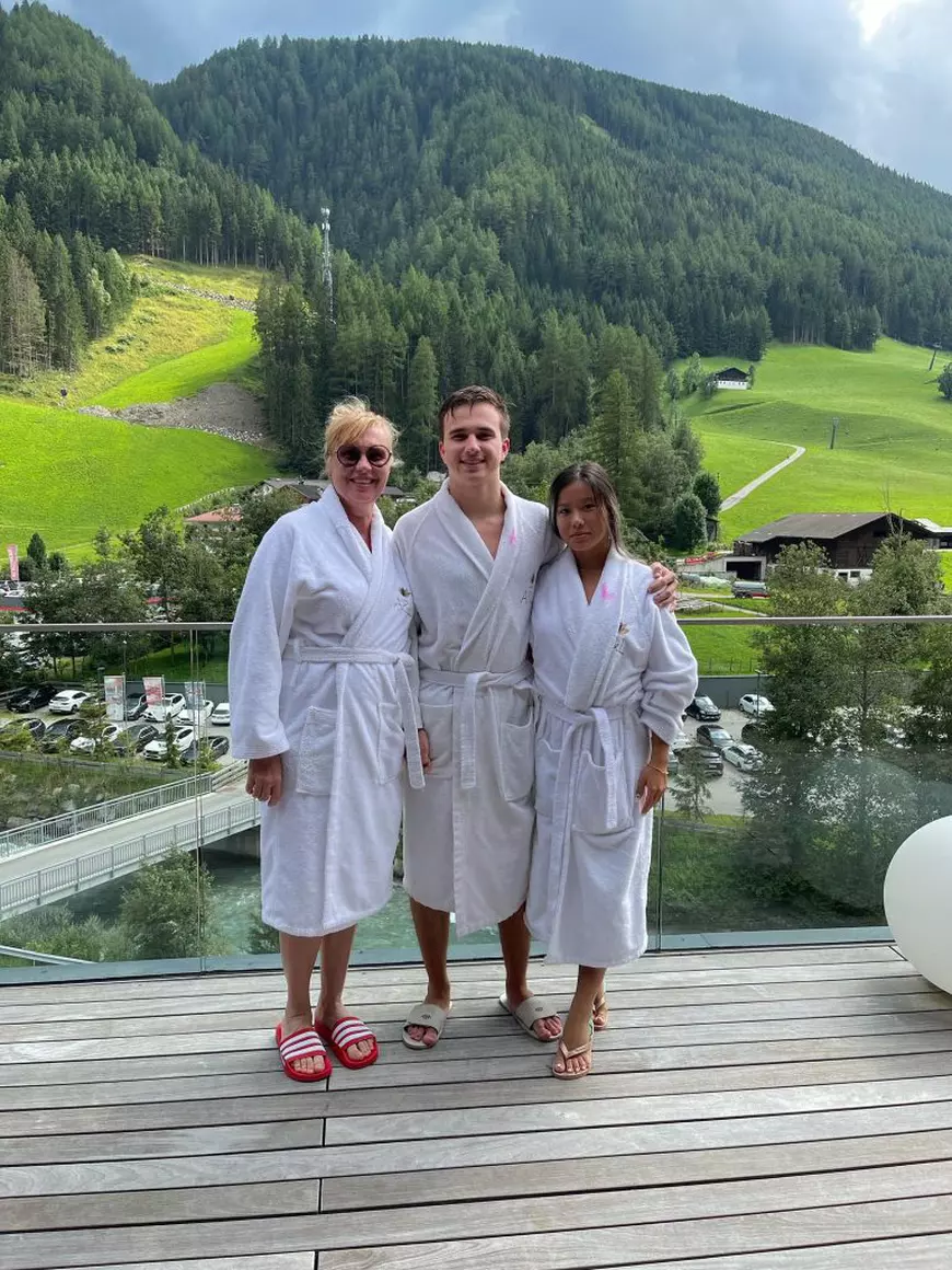 Cum arată acum Mariana Pfeiffer, fosta soție a lui Laurențiu Reghecampf. E în vacanță cu fiul Luca și iubita lui