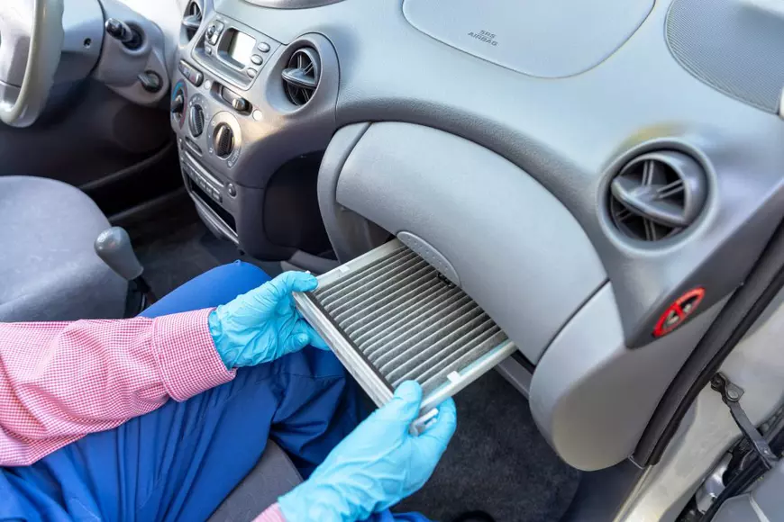 cum scapi de mirosurile neplacute din masina - schimbare filtru polen