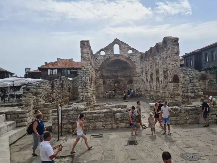 Ce poți face când te-ai săturat de litoralul românesc. Reportaj din stațiunea bulgărească unde se minează criptomonede pe plajă