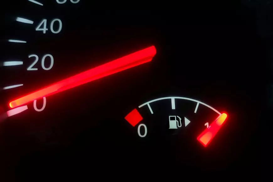 De ce rezervorul nu este pe aceeași parte la toate mașinile?