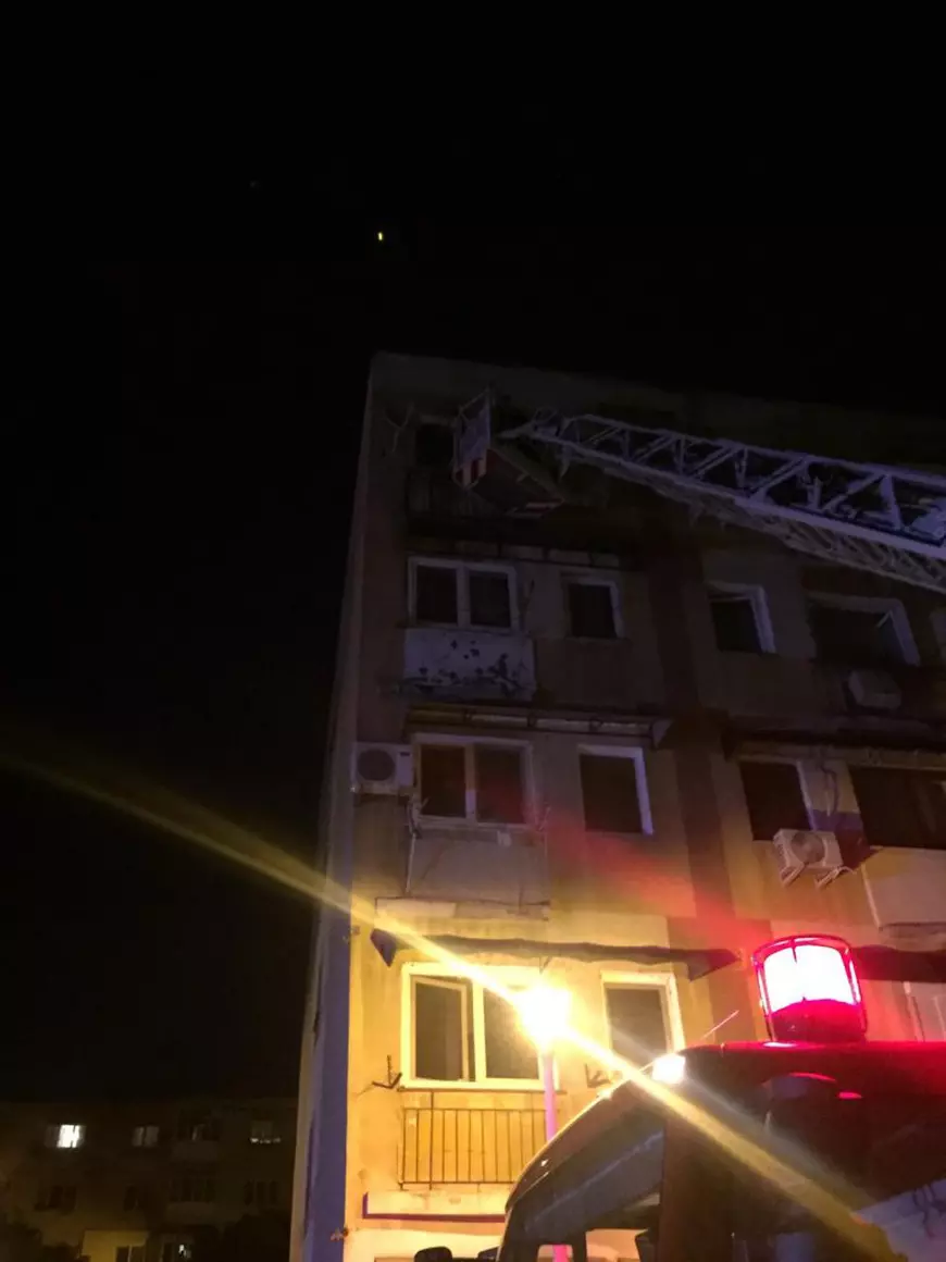 Intervenţie a pompierilor în Craiova, după ce un copil a fost văzut stând singur la o fereastră