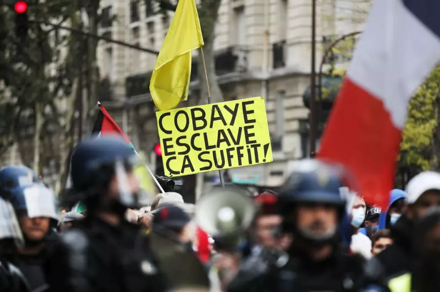 Proteste de amploare în Franța, din cauza permisului sanitar. La Paris au avut loc ciocniri cu forțele de ordine