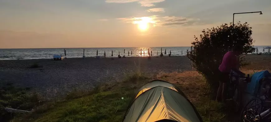 O altfel de vacanță: doi timișoreni au pedalat din Grecia până acasă. ﻿„Nu mai e presiunea timpului. Stăm cât vrem și pornim mai departe”