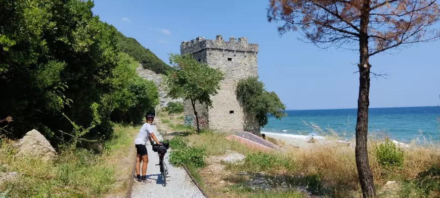 O altfel de vacanță: doi timișoreni au pedalat din Grecia până acasă. ﻿„Nu mai e presiunea timpului. Stăm cât vrem și pornim mai departe”