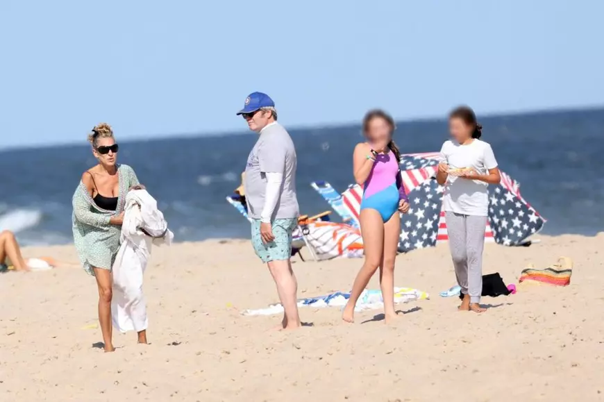 Sarah Jessica Parker, în costum de baie la 56 de ani. A apărut la plajă cu soțul și fiicele lor