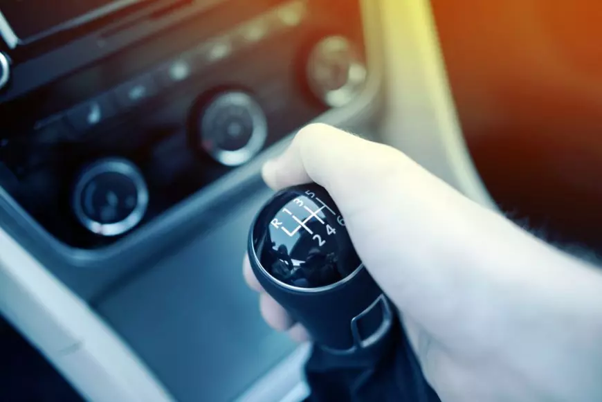 Cum conduci o mașină cu transmisie manuală fără să folosești ambreiajul