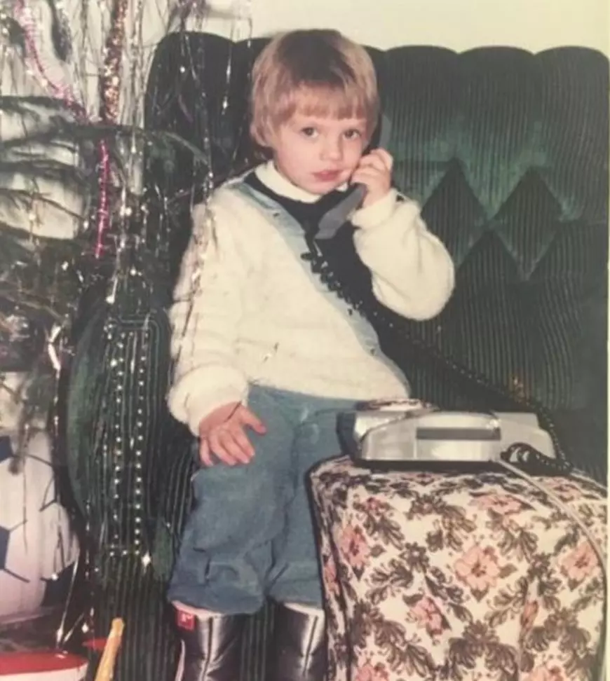 Sebastian Stan a postat pe internet o imagine din copilărie. În 1986 avea doar patru ani