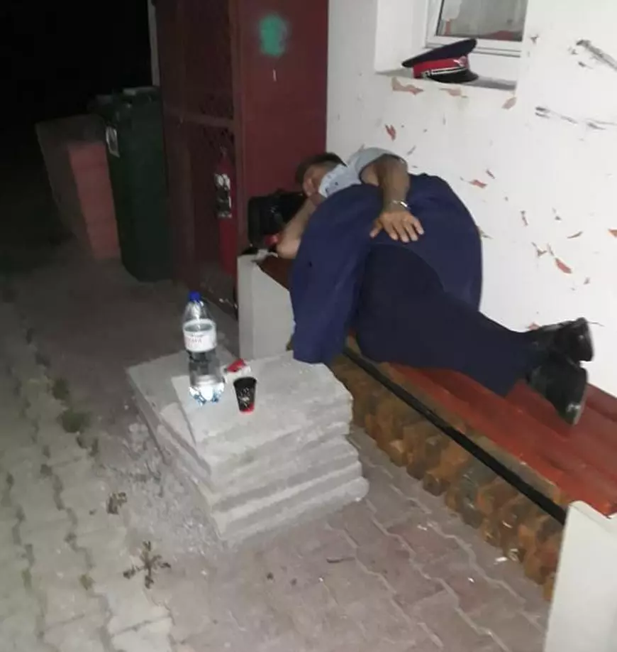 Șef de tren, nevoit să doarmă pe banca din fața gării. „Am raportat situația șefului de unitate, dar tot pe mine m-a chemat la cercetare!”