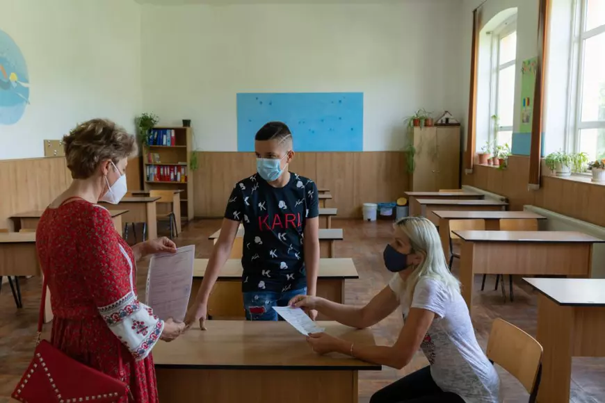 Într-o comună aflată la 100  km de București, o profesoară predă lecții cu drona și îi învață pe elevi să colecteze selectiv gunoaiele