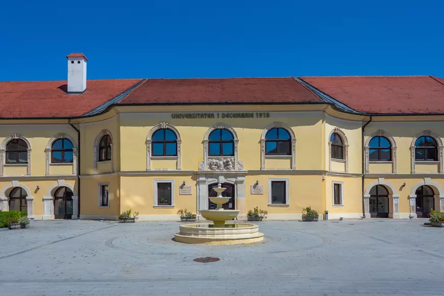 Locuri de vizitat în Alba Iulia - cele mai importante obiective turistice - Imagine cu Palatul Apor.