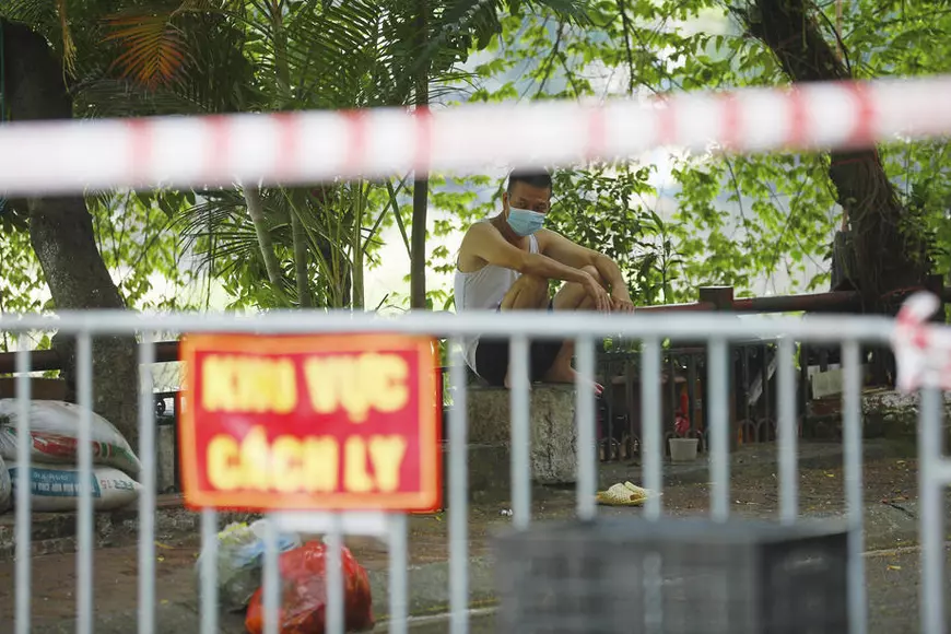 Carantină strictă impusă în Vietnam cu ajutorul armatei: Este interzisă ieșirea pentru aprovizionarea cu alimente