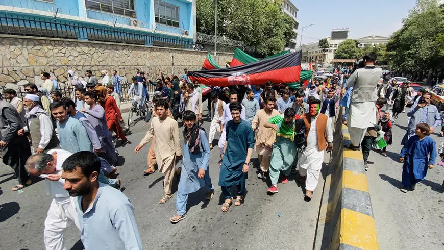 Prima provocare pentru talibani: Protestele afganilor se răspândesc, mai multe persoane ucise
