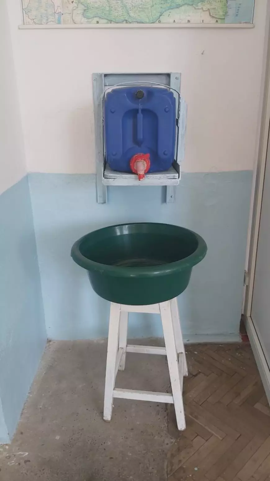 Cum arată o chiuvetă dintr-o școală din Vrancea: „Improvizaţia aparţine unui învăţător”. Ce spune primarul